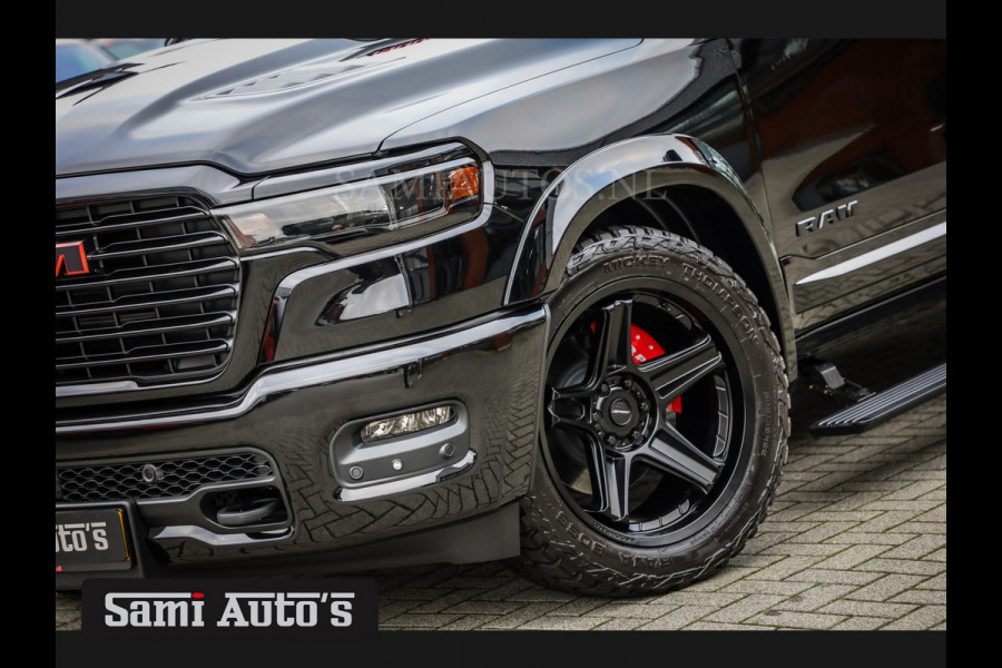 Dodge Ram NIGHT PREMIUM 2025 | BOM VOL + 14.4 INCH SCHERM | LUCHTVERING | HUD | 420PK 636 Nm | PRIJS MET LPG EN COVER EN GARANTIE | DUBBELE CABINE | PICK UP | 5 PERSOONS | DC | GRIJSKENTEKEN | VOORRAAD NR 2200 - 0886