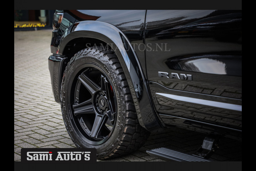 Dodge Ram NIGHT PREMIUM 2025 | BOM VOL + 14.4 INCH SCHERM | LUCHTVERING | HUD | 420PK 636 Nm | PRIJS MET LPG EN COVER EN GARANTIE | DUBBELE CABINE | PICK UP | 5 PERSOONS | DC | GRIJSKENTEKEN | VOORRAAD NR 2200 - 0886