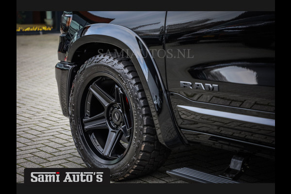 Dodge Ram NIGHT PREMIUM 2025 | BOM VOL + 14.4 INCH SCHERM | LUCHTVERING | HUD | 420PK 636 Nm | PRIJS MET LPG EN COVER EN GARANTIE | DUBBELE CABINE | PICK UP | 5 PERSOONS | DC | GRIJSKENTEKEN | VOORRAAD NR 2200 - 0886