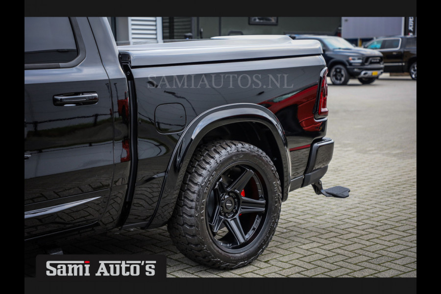 Dodge Ram NIGHT PREMIUM 2025 | BOM VOL + 14.4 INCH SCHERM | LUCHTVERING | HUD | 420PK 636 Nm | PRIJS MET LPG EN COVER EN GARANTIE | DUBBELE CABINE | PICK UP | 5 PERSOONS | DC | GRIJSKENTEKEN | VOORRAAD NR 2200 - 0886