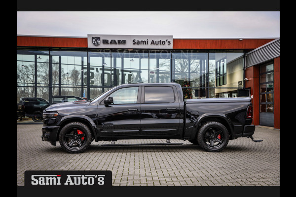 Dodge Ram NIGHT PREMIUM 2025 | BOM VOL + 14.4 INCH SCHERM | LUCHTVERING | HUD | 420PK 636 Nm | PRIJS MET LPG EN COVER EN GARANTIE | DUBBELE CABINE | PICK UP | 5 PERSOONS | DC | GRIJSKENTEKEN | VOORRAAD NR 2200 - 0886