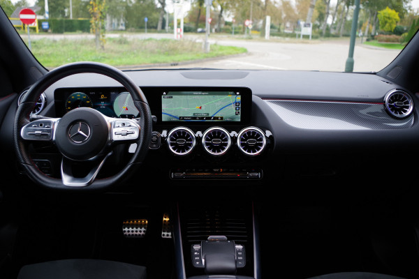 Mercedes-Benz GLA 180 AMG Line Automaat, Trekhaak, Groot-Navigatie, Camera, Sfeerverlichting, Carplay