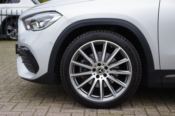 Mercedes-Benz GLA 180 AMG Line Automaat, Trekhaak, Groot-Navigatie, Camera, Sfeerverlichting, Carplay