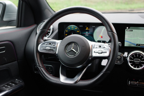 Mercedes-Benz GLA 180 AMG Line Automaat, Trekhaak, Groot-Navigatie, Camera, Sfeerverlichting, Carplay