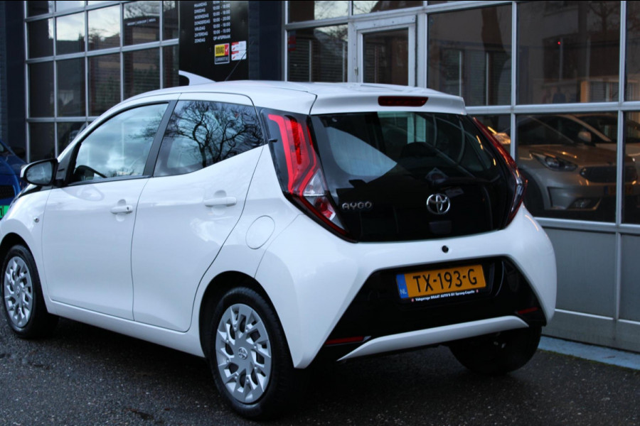 Toyota Aygo 1.0 VVT-i x-play Airco Camera Carplay Nap