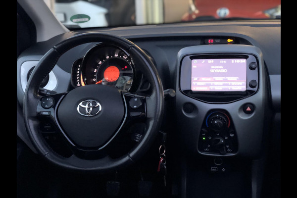 Toyota Aygo 1.0 VVT-i X-Wave Cabrio | Open dak, Lichtmetalen velgen, Apple CarPlay/Android Auto, Parkeercamera, In hoogte verstelbare stoel