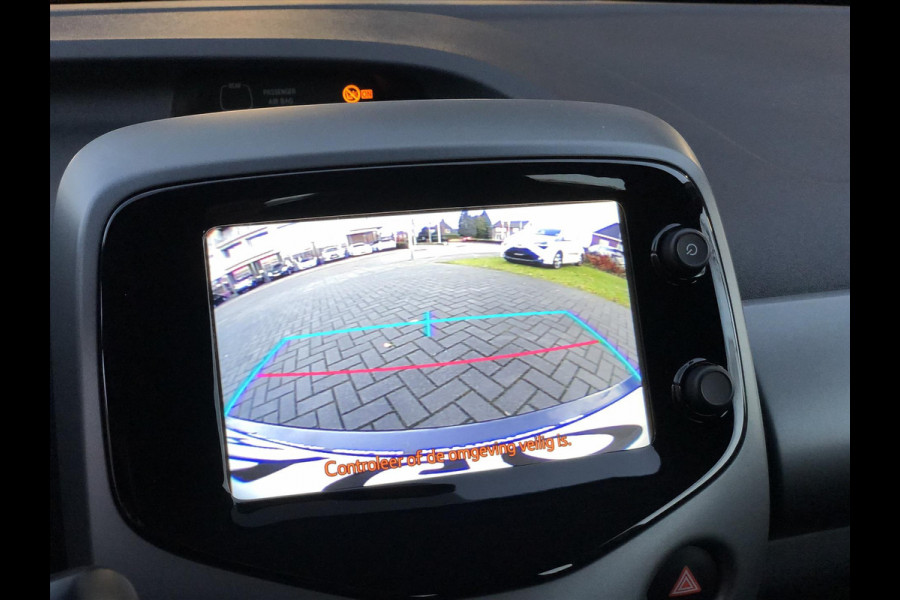 Toyota Aygo 1.0 VVT-i X-Wave Cabrio | Open dak, Lichtmetalen velgen, Apple CarPlay/Android Auto, Parkeercamera, In hoogte verstelbare stoel