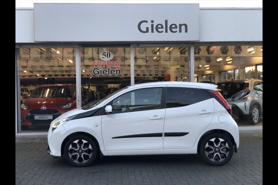 Toyota Aygo 1.0 VVT-i X-Joy | Eerste eigenaar, Lichtmetalen velgen, CarPlay, Privacy glass, Climate control, Parkeercamera, Weinig KM!