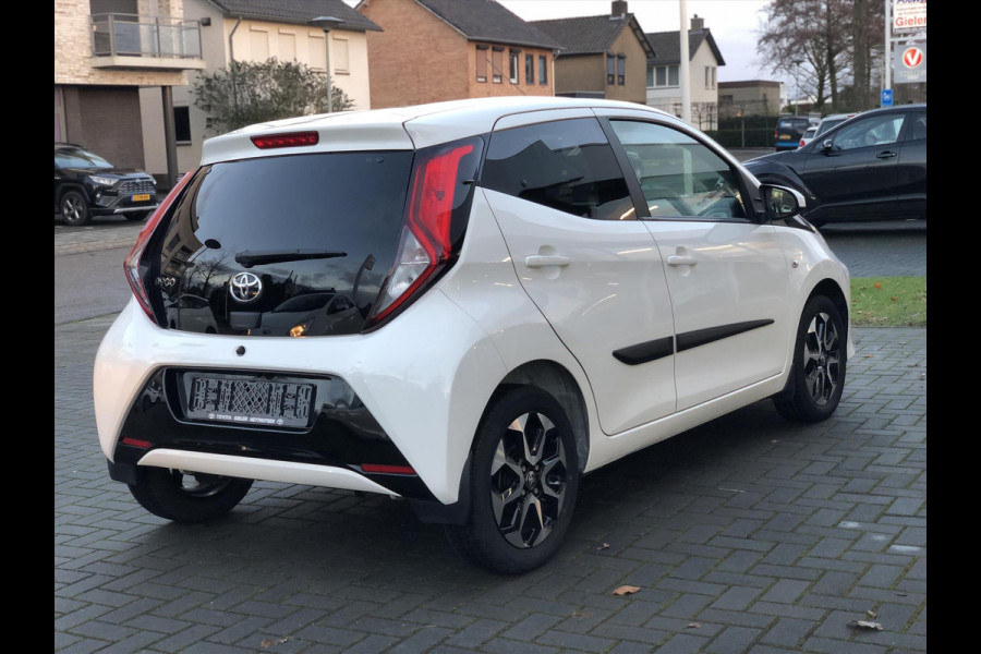 Toyota Aygo 1.0 VVT-i X-Joy | Eerste eigenaar, Lichtmetalen velgen, CarPlay, Privacy glass, Climate control, Parkeercamera, Weinig KM!