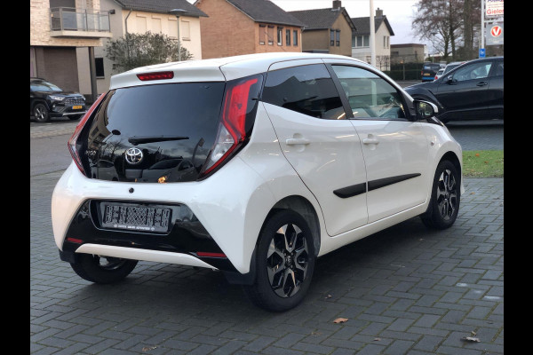 Toyota Aygo 1.0 VVT-i X-Joy | Eerste eigenaar, Lichtmetalen velgen, CarPlay, Privacy glass, Climate control, Parkeercamera, Weinig KM!