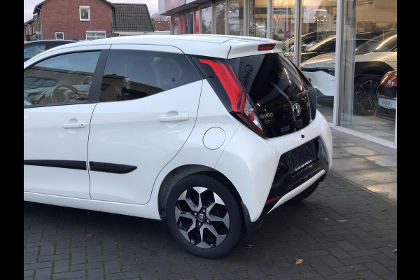 Toyota Aygo 1.0 VVT-i X-Joy | Eerste eigenaar, Lichtmetalen velgen, CarPlay, Privacy glass, Climate control, Parkeercamera, Weinig KM!