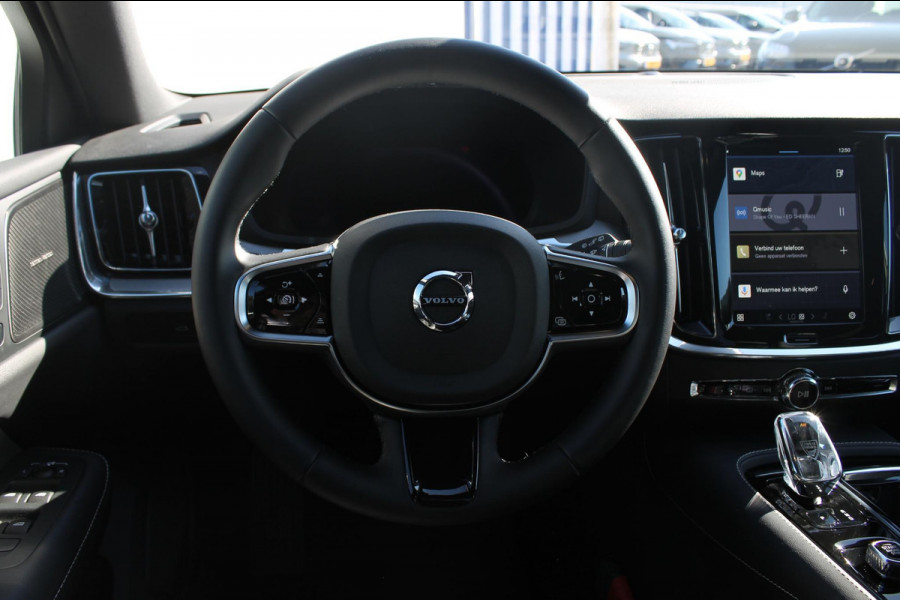 Volvo V60 T6 350PK Autm. Recharge AWD Plus Dark Panoramisch schuif-kanteldak / 18" lichtmetalen velgen / Semi elektrisch wegklapbare trekhaak / 360 graden rondom zichtcamera /