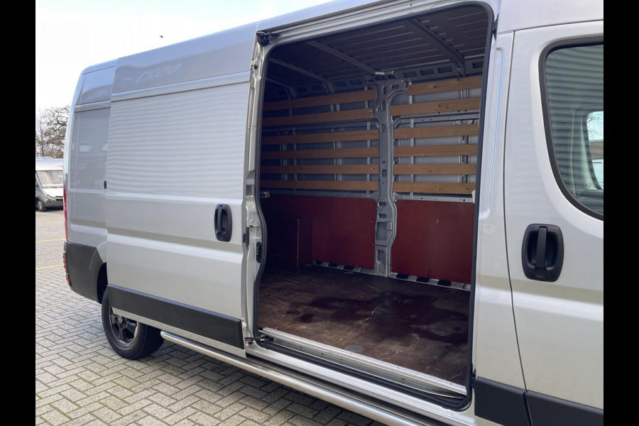 Fiat Ducato 33 2.3 MultiJet L3H2 Luxury Pro met Dhollandia laadklep! / rijklaar € 21.950 ex btw / lease vanaf € 392 / cruise en climate control / zilver metallic / 81.475 km NAP!