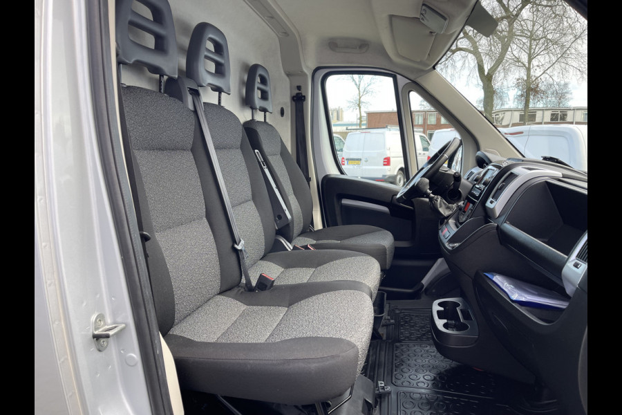 Fiat Ducato 33 2.3 MultiJet L3H2 Luxury Pro met Dhollandia laadklep! / rijklaar € 21.950 ex btw / lease vanaf € 392 / cruise en climate control / zilver metallic / 81.475 km NAP!