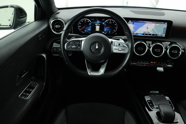 Mercedes-Benz A-Klasse 200 AMG | Stoelverwarming | Carplay | Widescreen | Camera | Full LED | Leder/Alcantara | Park Assist