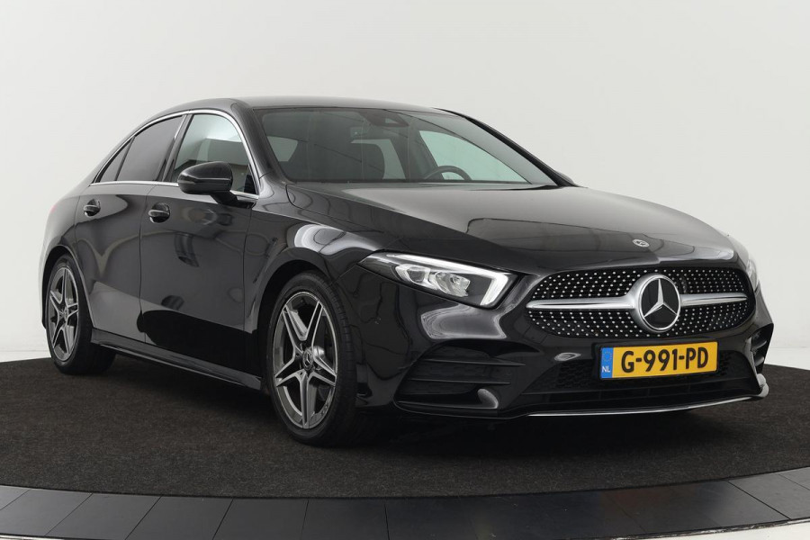 Mercedes-Benz A-Klasse 200 AMG | Stoelverwarming | Carplay | Widescreen | Camera | Full LED | Leder/Alcantara | Park Assist