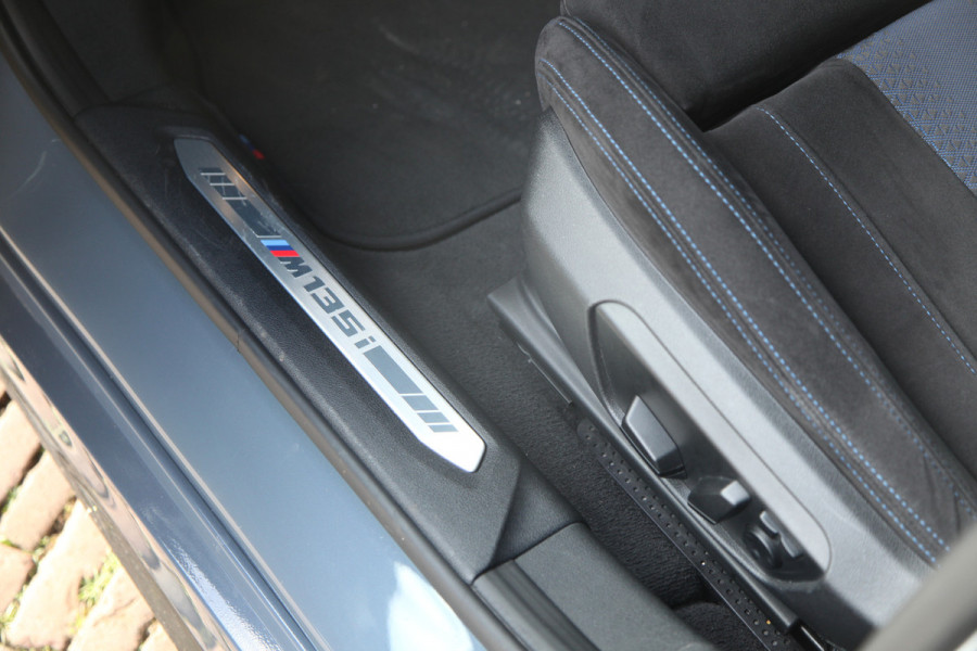 BMW 1-serie M135i xDrive Pano/ H&K Sportstoelen elektrisch