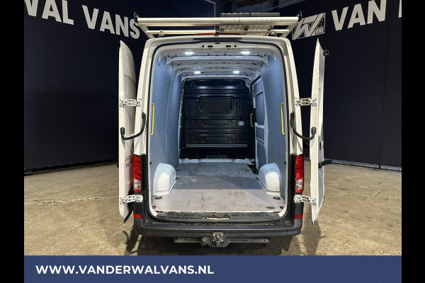 Volkswagen Crafter 2.0 TDI 141pk L3H3 L2H2 Euro6 Airco | Imperiaal | Camera | Navigatie | Apple Carplay | 3000kg Trekhaak Android Auto, Verwarmde voorruit, Bijrijdersbank