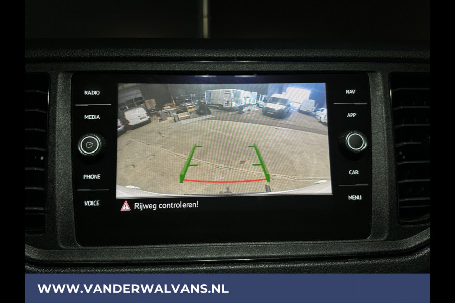 Volkswagen Crafter 2.0 TDI 141pk L3H3 L2H2 Euro6 Airco | Imperiaal | Camera | Navigatie | Apple Carplay | 3000kg Trekhaak Android Auto, Verwarmde voorruit, Bijrijdersbank