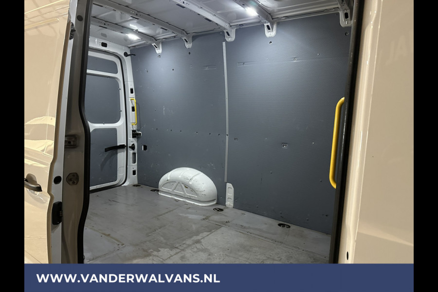 Volkswagen Crafter 2.0 TDI 141pk L3H3 L2H2 Euro6 Airco | Imperiaal | Camera | Navigatie | Apple Carplay | 3000kg Trekhaak Android Auto, Verwarmde voorruit, Bijrijdersbank