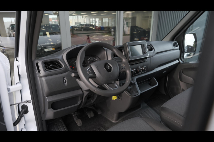 Renault Master T35 2.3 dCi 135 L2H2 Comfort | Direct Leverbaar | Navigatie | Parkeersensoren | Airco | Cruise Control | Vloerplaat In Laadruimte