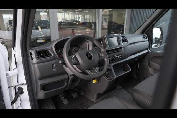 Renault Master T35 2.3 dCi 135 L2H2 Comfort | Direct Leverbaar | Navigatie | Parkeersensoren | Airco | Cruise Control | Vloerplaat In Laadruimte