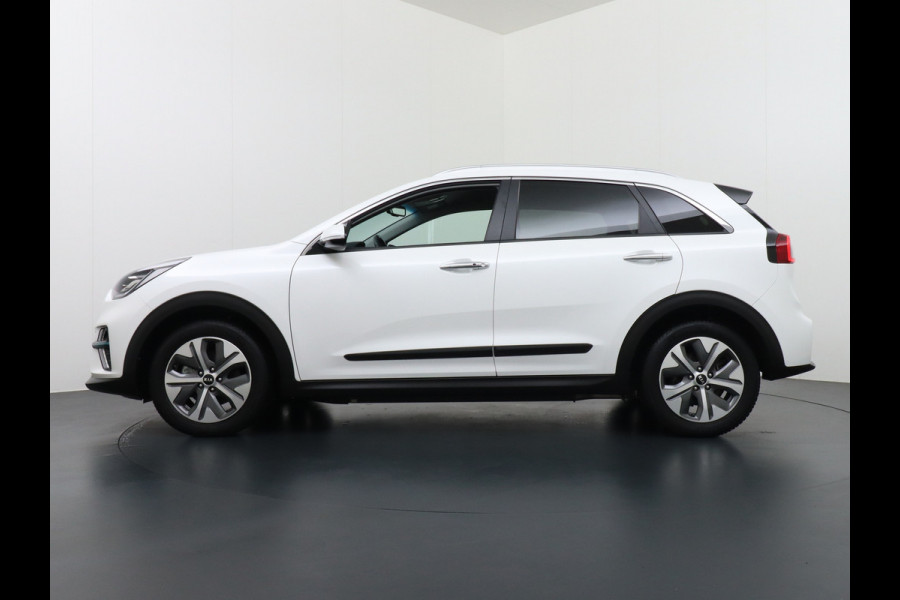 Kia e-Niro 64kWh Leder AppleCarplay/Android Auto Adaptive Cruise Control Camera Soundsystem JBL® LED koplampen 3D-Navi LMV 17" ECC Lane Ass Bluetooth Regen-Lichtsensor Connected-Services DAB Dode-HoekSensor Multi-Media Privacy Glas 1e Eigenaar ruim 45.000 nieuw ! Orig.NL se auto