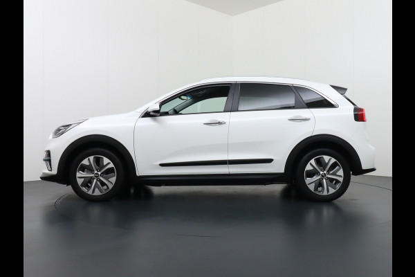 Kia e-Niro 64kWh Leder AppleCarplay/Android Auto Adaptive Cruise Control Camera Soundsystem JBL® LED koplampen 3D-Navi LMV 17" ECC Lane Ass Bluetooth Regen-Lichtsensor Connected-Services DAB Dode-HoekSensor Multi-Media Privacy Glas 1e Eigenaar ruim 45.000 nieuw ! Orig.NL se auto