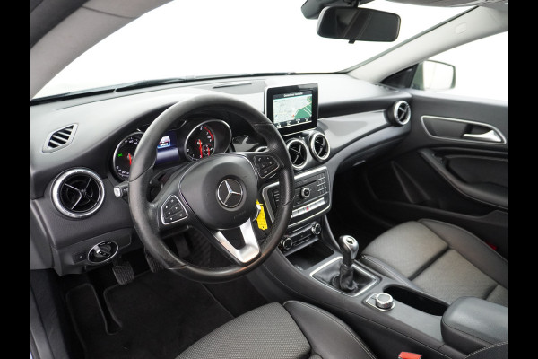 Mercedes-Benz CLA-Klasse Shooting Brake 180 18"Lmv AMG Sportstoelen Navi High-performance-LED Pdc Cruise Night Pakket Urban Pakket Control Ambition Zitcomfortpakket Parkeerpilot Led Bluetooth Camtronic Privacy Glas Garmin® MAP PILOT Voorzien van een Groen-grijze-wrap