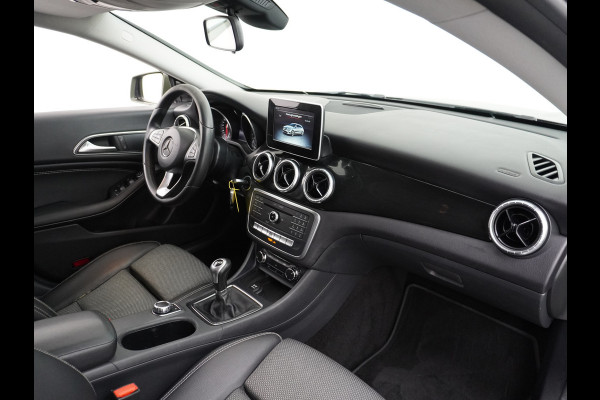 Mercedes-Benz CLA-Klasse Shooting Brake 180 18"Lmv AMG Sportstoelen Navi High-performance-LED Pdc Cruise Night Pakket Urban Pakket Control Ambition Zitcomfortpakket Parkeerpilot Led Bluetooth Camtronic Privacy Glas Garmin® MAP PILOT Voorzien van een Groen-grijze-wrap