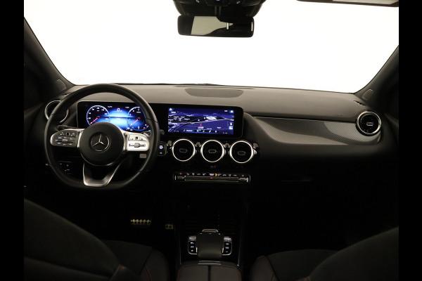 Mercedes-Benz B-Klasse 180 Business Solution AMG | 5 spaaks lichtmetalen velgen | Panoramadak | MBUX wide screen | Navigatie | Parking support | Inclusief 24 maanden MB Certified garantie voor Europa.