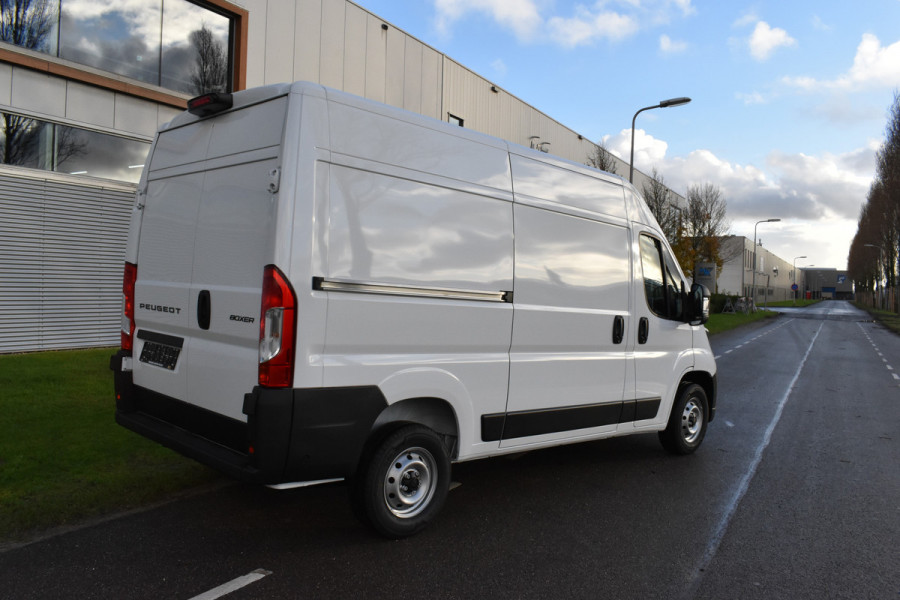 Peugeot Boxer 2.2 BlueHDi 140 S&S L2H2 3.3t Nieuwe bussen zonder bpm L2H2/ achteruitrijcamera verzwaard verenpakket, pakket City plus