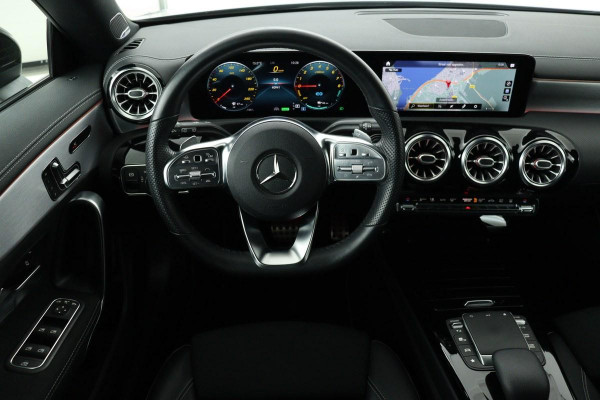 Mercedes-Benz CLA-Klasse 250e AMG Night | Panoramadak | Adaptive cruise | Leder | Trekhaak | Matrix LED | Burmester | Keyless | Memory | Sfeerverlichting | Camera | Carplay | Widescreen