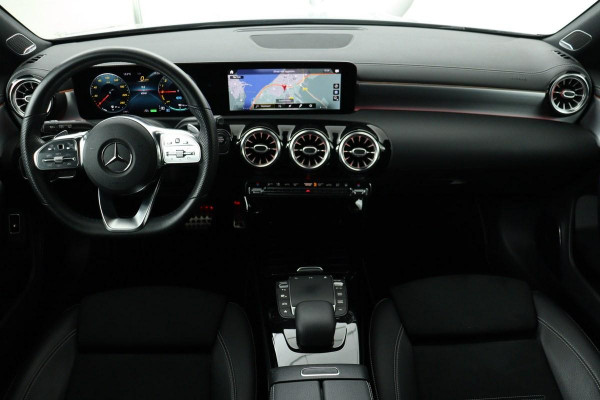 Mercedes-Benz CLA-Klasse 250e AMG Night | Panoramadak | Adaptive cruise | Leder | Trekhaak | Matrix LED | Burmester | Keyless | Memory | Sfeerverlichting | Camera | Carplay | Widescreen