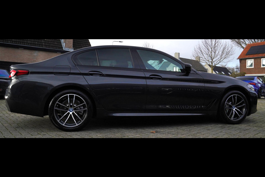 BMW 5 Serie 530e High Executive xDrive | M-pakket | BMW Assisted Drive | Sfeerverlichting | Camera | Dealer onderhouden |