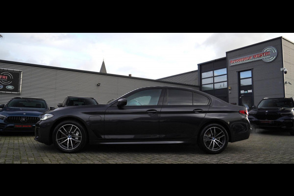 BMW 5 Serie 530e High Executive xDrive | M-pakket | BMW Assisted Drive | Sfeerverlichting | Camera | Dealer onderhouden |