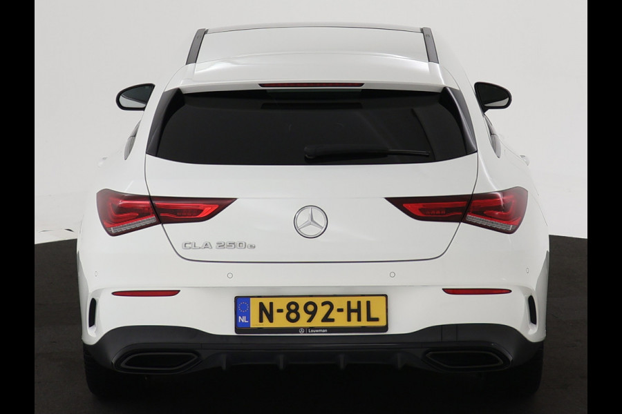 Mercedes-Benz CLA-Klasse Shooting Brake 250 e Premium Plus | Panoramadak | 5 spaaks lichtmetalen velgen | MBUX wide screen | Navigatie | Parkking support | Inclusief 24 maanden MB Certified garantie voor Europa.