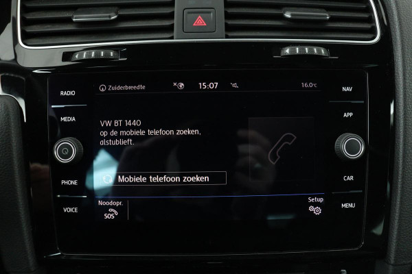 Volkswagen Golf 1.6 TDI R-line | Trekhaak | Adaptive cruise | Full LED | Carplay | Sportstoelen | Navigatie | Active Info | PDC | Climate control