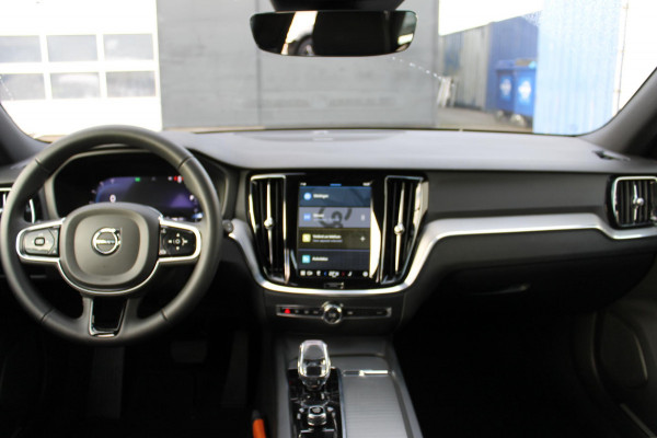 Volvo V60 B3 177PK Automaat Plus Dark Google infotainment / Schuif kanteldak / Dode hoekherkenning(BLIS) / Adaptieve Cruise control / Semi elektrisch wegklapbare trekhaak / Pilot assist / 360 graden parkeercamera