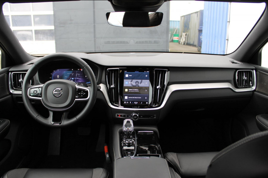 Volvo V60 T6 350PK Automaat Recharge AWD Plus Dark / Adaptieve cruise control / BLIS / Panoramadak / Apple carplay / Elektrische stoelen met geheugen / Parkeersensoren met 360 camera / Trekhaak / Elektrische achterklep