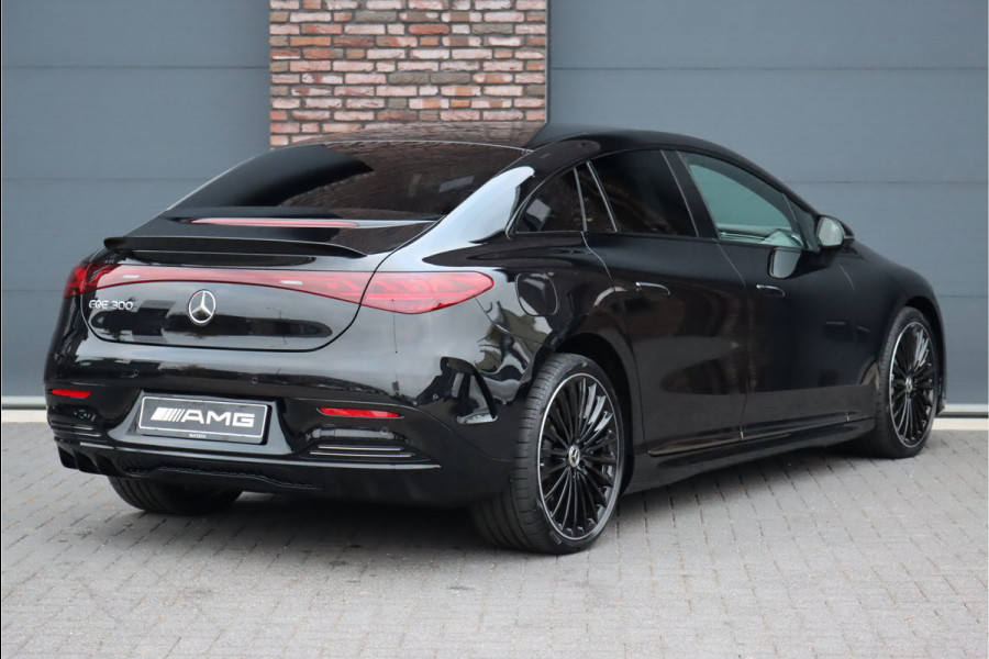 Mercedes-Benz EQE 300 AMG Line 89 kWh | Luchtvering | Distronic+ | Burmester | Memory | Trekhaak | Surround Camera | Digital Light | HUD | Warmtepomp | Nightpakket |