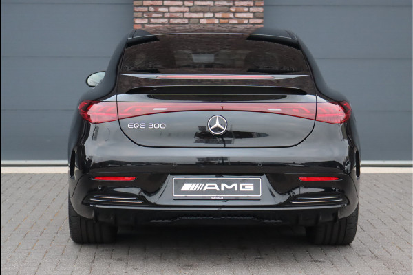 Mercedes-Benz EQE 300 AMG Line 89 kWh | Luchtvering | Distronic+ | Burmester | Memory | Trekhaak | Surround Camera | Digital Light | HUD | Warmtepomp | Nightpakket |