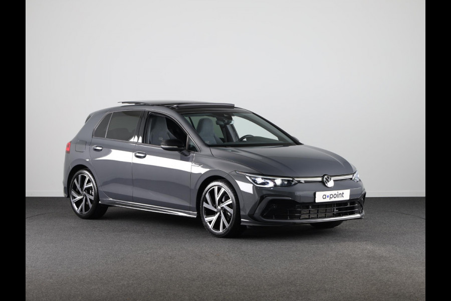 Volkswagen Golf 1.5 eTSI R-Line Edition 150 pk Automaat (DSG) | Navigatie | Panoramadak | Parkeersensoren | Achteruitrijcamera | Stoelverwarming | Matrix LED koplampen | Black Style pakket |