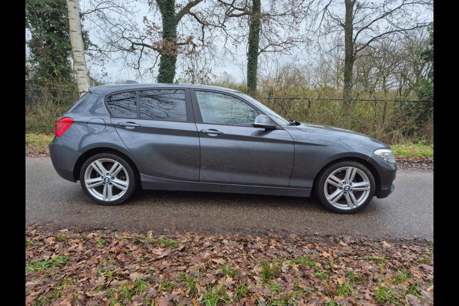 BMW 1-serie 116i Sport Shadow Edition navigatie sportstoelen