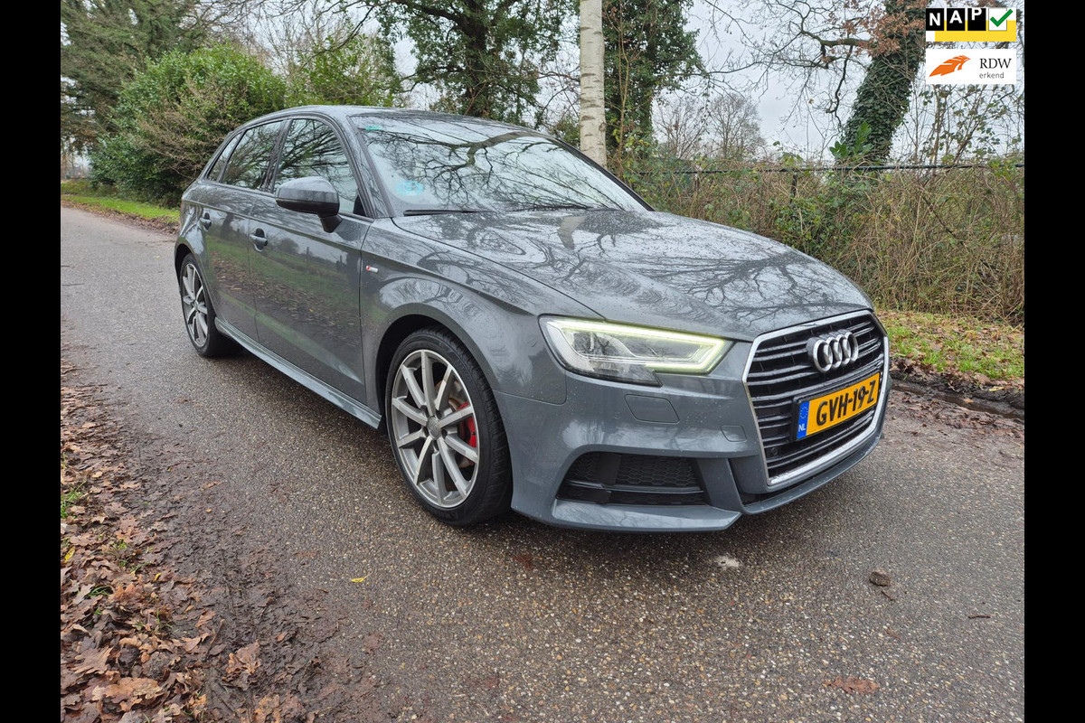 Audi A3 Sportback 30 TFSI Sport S Line Edition / Navigatie / Matrix knipperlichten / Nardo Grey/ Sportstoelen