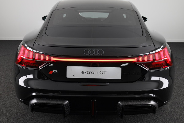 Audi e-tron GT RS e-tron GT Performance active airsuspension, keramische remmen rood, vierwielbesturing, assistentiepakket Plus, optiekpakket mat carbon, stoelventillatie en massage