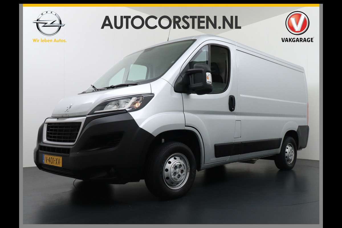 Peugeot Boxer 333 2.0 BlueHDI 111pk L1H1 3Persoons Airco Camera Trekhaak Schuifdeur-R. Betonplex Lat-Om-Lat Premium CruiseControl ESP Elektr.S Stuurbediening-Audio 2.000 kg trekvermogen 300Nm/1750rpm EURO 6