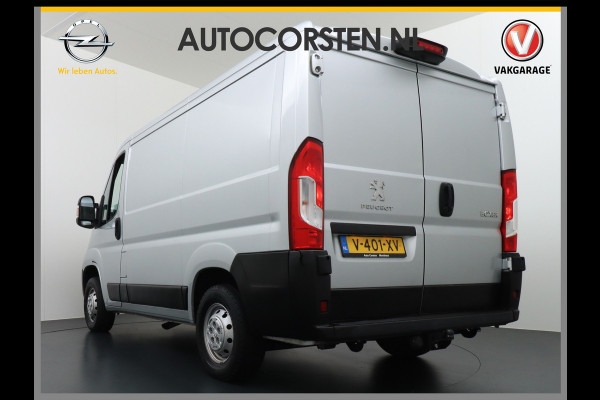 Peugeot Boxer 333 2.0 BlueHDI 111pk L1H1 3Persoons Airco Camera Trekhaak Schuifdeur-R. Betonplex Lat-Om-Lat Premium CruiseControl ESP Elektr.S Stuurbediening-Audio 2.000 kg trekvermogen 300Nm/1750rpm EURO 6