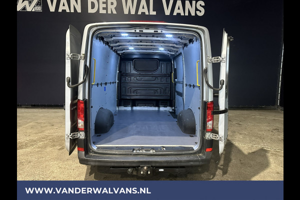 Volkswagen Crafter 2.0 TDI 141pk L3H2 L2H1 Euro6 Airco | Navigatie | Apple Carplay | Android Auto | Trekhaak Parkeersensoren, Bijrijdersbank