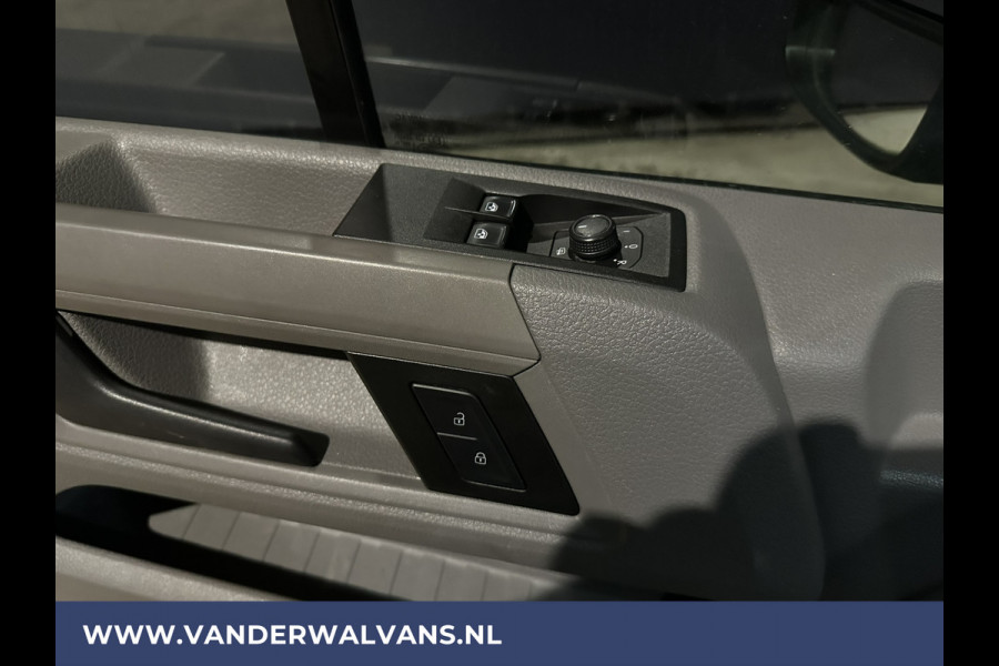 Volkswagen Crafter 2.0 TDI 141pk L3H2 L2H1 Euro6 Airco | Navigatie | Apple Carplay | Android Auto | Trekhaak Parkeersensoren, Bijrijdersbank